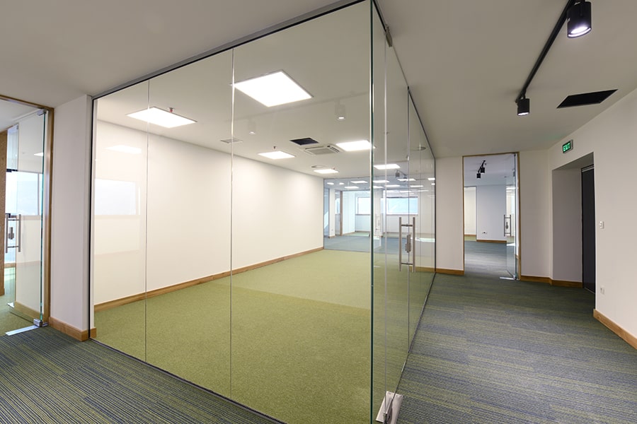 5 Benefits Of Glass Walls In An Office